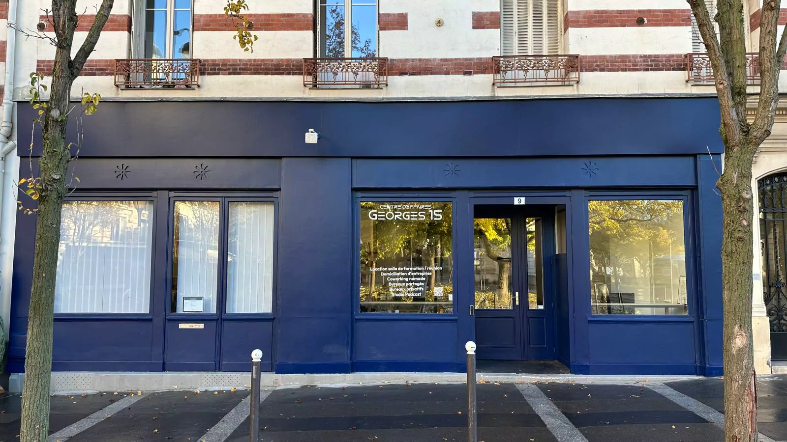 Devanture bleu marine du centre d'affaires Georges 15 au 9 Place Jacques Marette, Paris 15