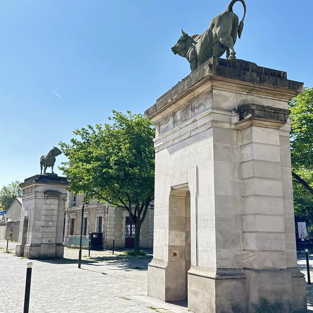 Statues de taureaux à l'entrée de la Place Jacques Marette, ancien marché aux chevaux du Parc Georges Brassens — Paris 15